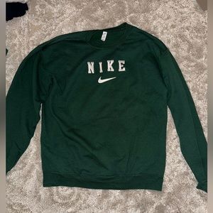 nike sweatshirt. super cute barely worn!